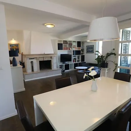 Comfort & Bright 3 Bedroom Apartman Split